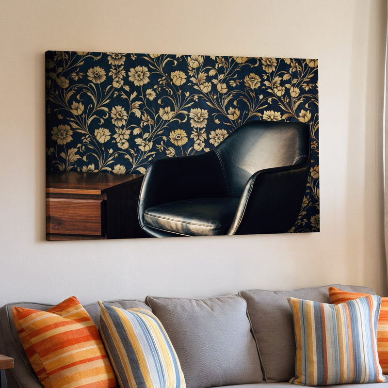 Toile Une élégante scène intérieure mettant en vedette un fauteuil moderne en cuir noir élégant placé devant un papier peint élégant