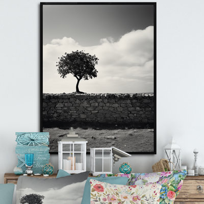 «Tree On Solitude Road», reproduction d'art sur toile Bâtiments et paysages urbains