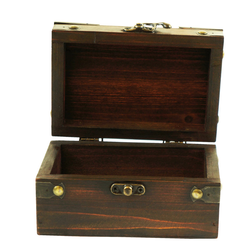 Boîte antique avec poignée en métal sur le dessus