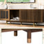 Meuble de divertissement moderne noyer Mid-Century avec porte coulissante, option rabattable, cachette pour animaux de compagnie et portes et téléviseurs de style pièce, centre chic