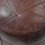Pouf rond en cuir de chèvre massif uni (rembourrage en coton recyclé) de couleur brune 18 po x 18 po x 18 po
