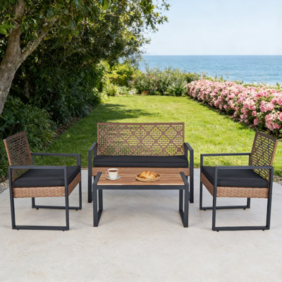 Un ensemble de 4 meubles de patio d'extérieur, y compris des meubles pour balcons, porches, jardins, arrière-cours et pelouses. Finition grain de bois sur les tables.