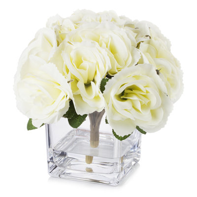 Arrangement floral de roses dans un vase