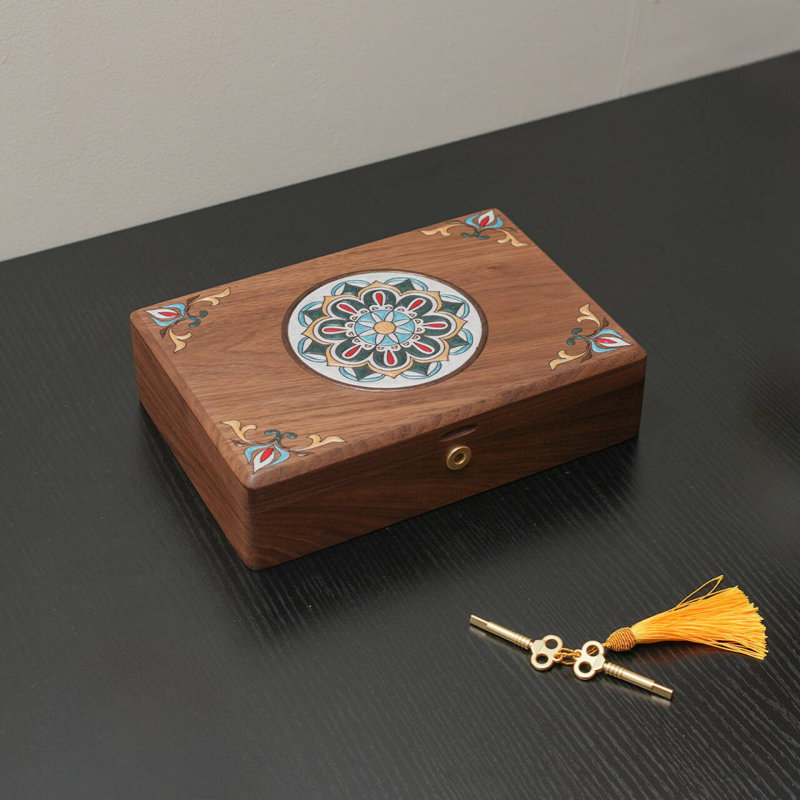 Boîte à bijoux en bois de noyer noir avec serrure