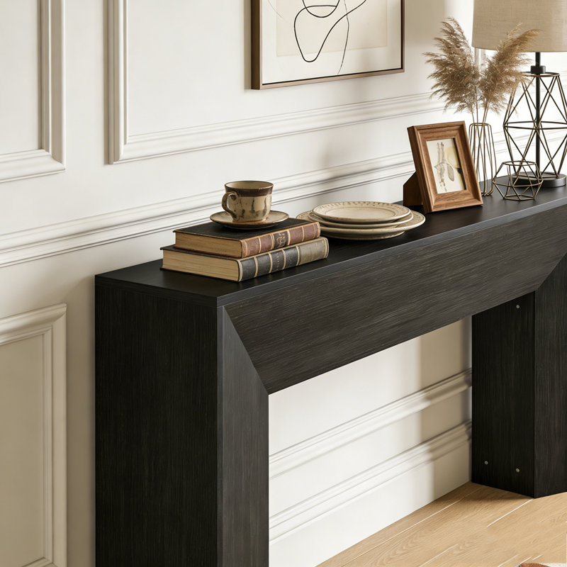 Console en bois avec canapé et couloir