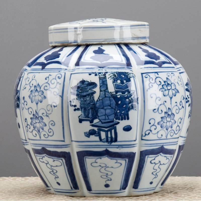 Scène de jardin bleue / blanche avec urnes à couvercle et pots