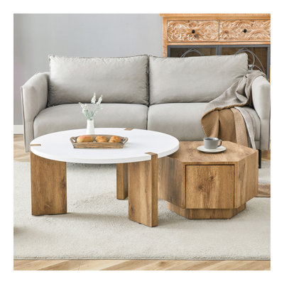 Ensemble de tables basses tendance et polyvalentes en bois aggloméré, offrant un nouveau style dans le salon. Elles sont toutes fabriquées en bois aggloméré, avec des autocollants texturés blancs et en bois sur la surface.