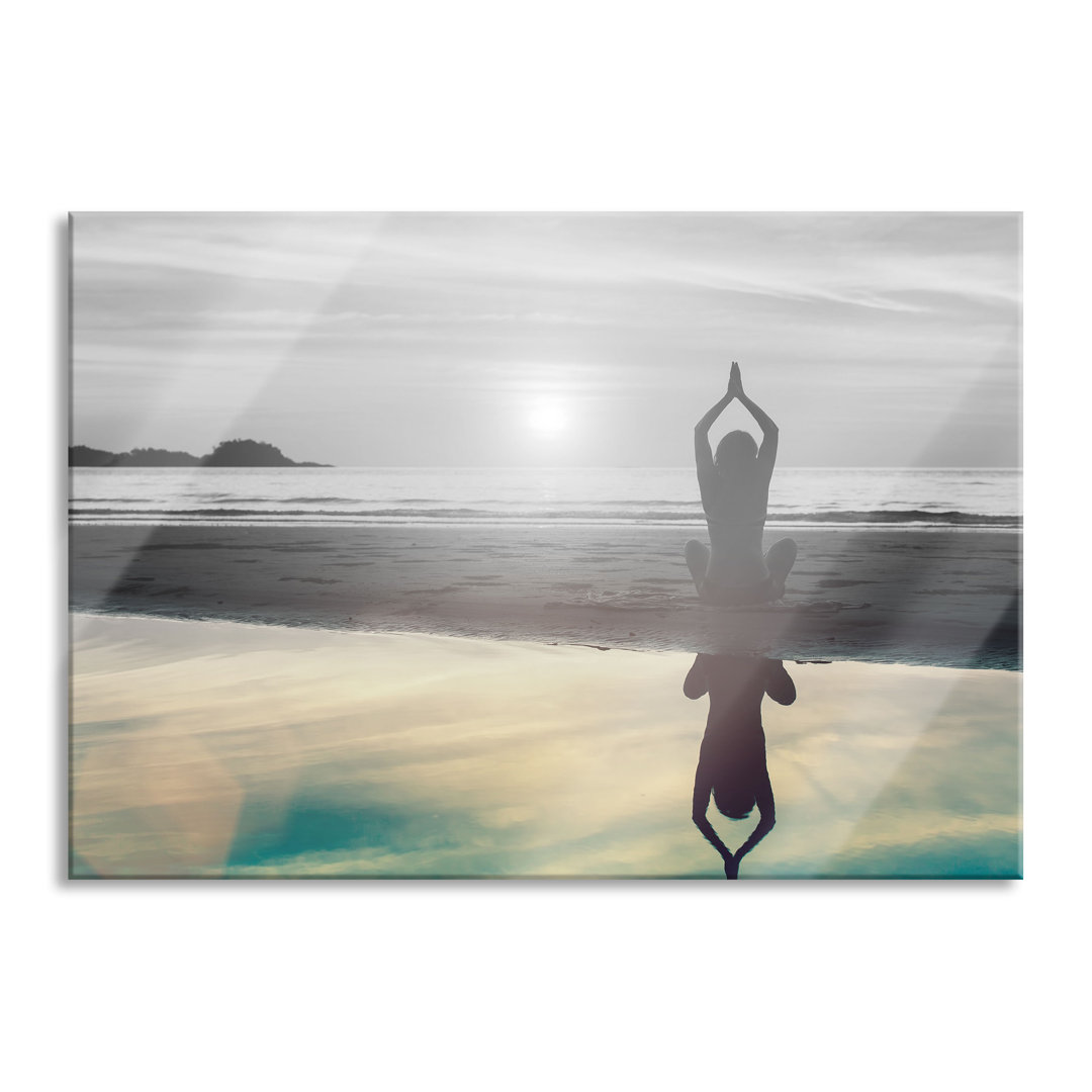 Glasbild Frau in Yoga-Pose am Strand