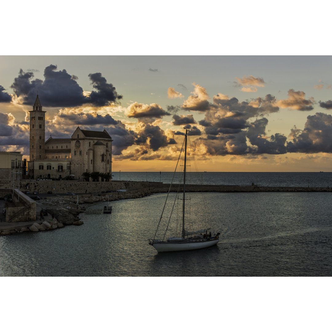 Hafen bei Sonnenuntergang, Italien von Vololibero - Kunstdrucke auf Leinwand