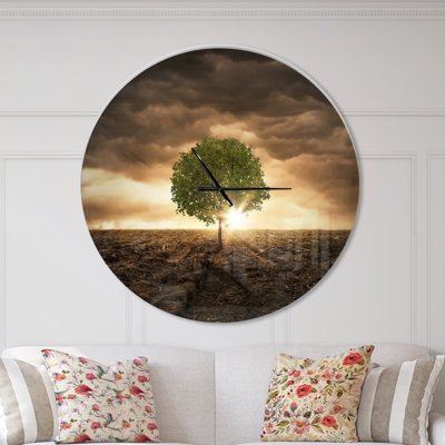Arbre solitaire sous un ciel dramatique - horloge murale moderne