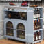 Îlot de rangement roulant pour cuisine avec DEL, prise de courant, porte en verre cannelé et tablettes spacieuses, portes mobiles grises, lumières, compartiment de prises de courant-440439701