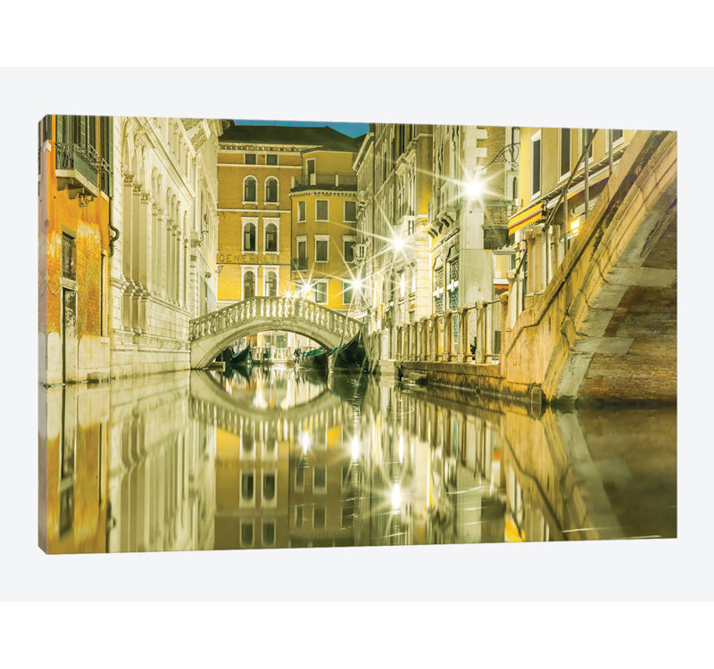 «Venice, Italy, Canal Reflections» par Mark Paulda, impression, H 12 po x l 18 po x P 1,5 po, Toile tendue, Pas de tapis