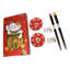 Service à sushis Maneki Neko Lucky Cats pour 2 personnes, comprenant des assiettes à sauce rouge, des baguettes et des repose-baguettes.