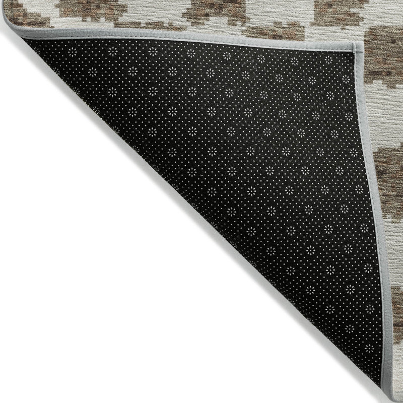 Tapis intérieur / extérieur brun lavable à la machine Xhevrie, Rectangle 1 pi 8 po x 2 pi 6 po
