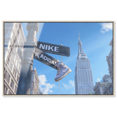 «Sneaker Hanging Crossroad», art mural encadré à la mode par Art Remedy, cadre argenté, 30 x 20