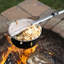 Campfire Popcorn Popper - Machine à maïs soufflé à l'ancienne avec poignée télescopique - Équipement de camping et équipement de cuisson de feu de camp par Great Northern Popcorn (noir)