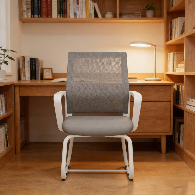Une chaise de bureau élégante et confortable rehausse la concentration du bureau à domicile et la détente professionnelle