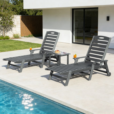 Ensemble de chaises longues 3 pièces en PEHD aspect bois avec roulettes, porte-gobelets et table d'appoint à deux niveaux