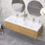 Meuble-lavabo moderne à rayures avec lavabo double-370247191