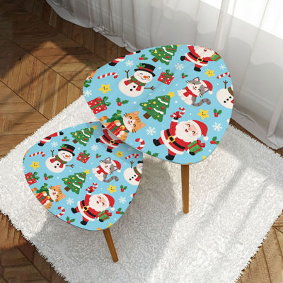 Ensemble de 2 tables basses gigognes triangulaires modernes, motif festif de Noël avec Père Noël, bonhommes de neige et chats. Table d'appoint empilable de style milieu du siècle, idéale pour le salon, la chambre ou un appartement. Décoration intérieure.