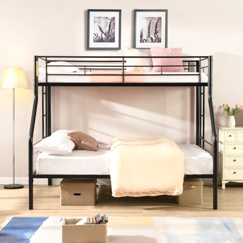 Lit superposé simple au dessus d'un lit double en métal, aucun sommier nécessaire