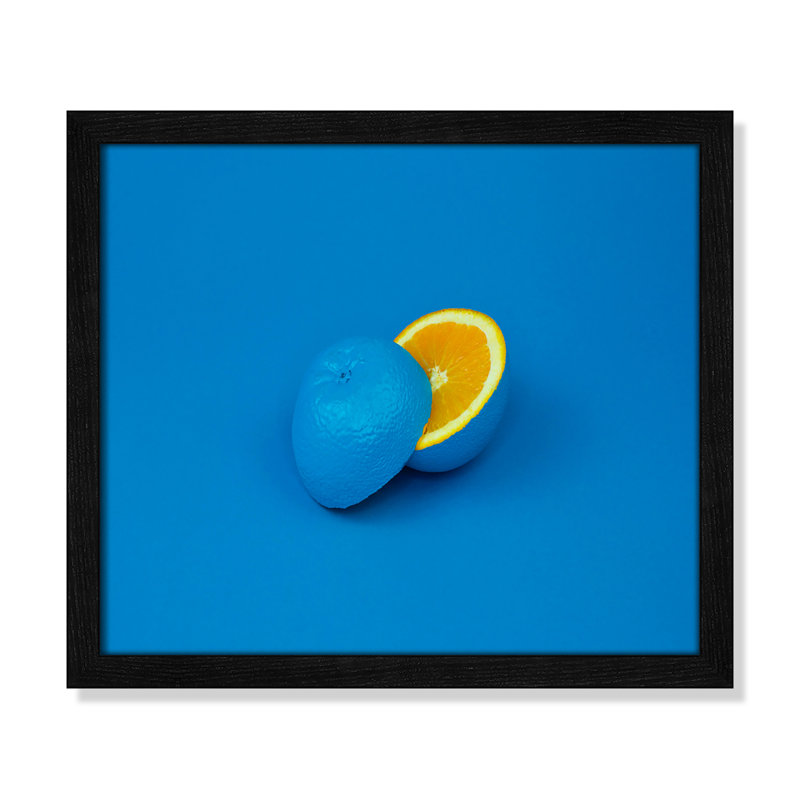 Pop orange en bleu par Davisuko, Pas de tapis, Papier noir avec cadre fin, H 13 po x l 15 po x P 0,75 po
