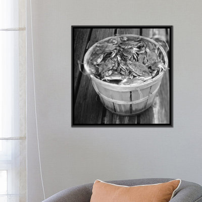 Vue à angle élevé de crabes dans un panier par Panoramic Images - Impression sur toile tendue sur châssis