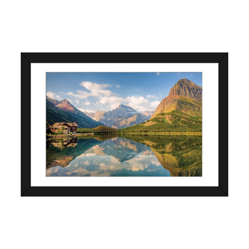 «Many Glacier Hotel and Swiftcurant Lake» par Jamie & Judy Wild - reproduction de photo sur toile, Toile avec cadre noir
