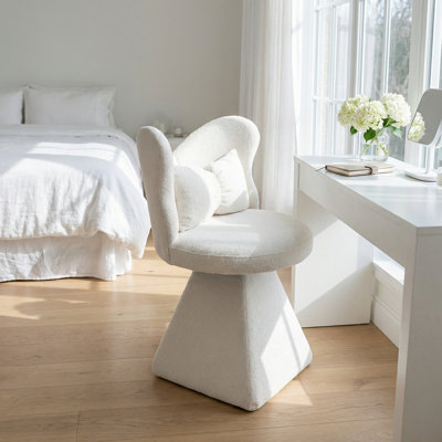 Élégante chaise d'appoint pivotante en velours avec dossier papillon pour des sièges polyvalents pour la maison et le commerce