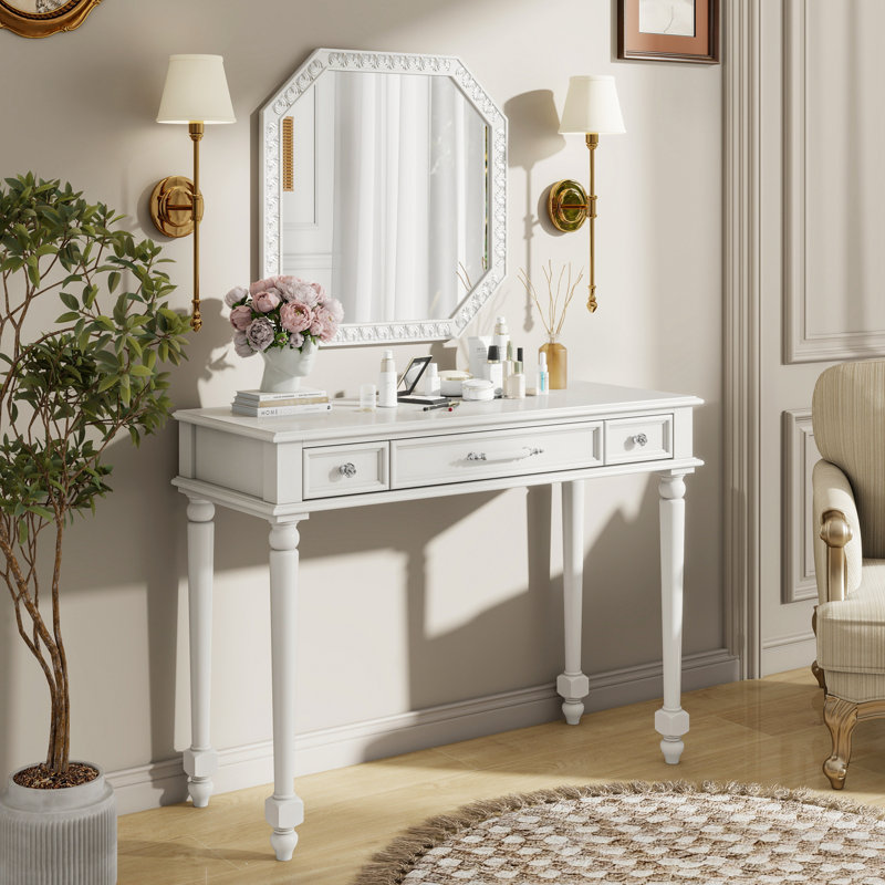 Bureau de maquillage rétro avec grand miroir