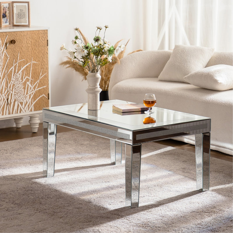 Table basse argentée avec bordure éblouissante en cristal concassé, plateau en verre transparent, finition miroir pour les salons glamour