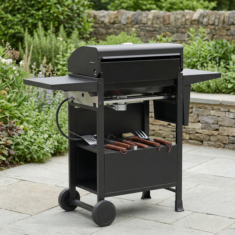 Un barbecue au propane à trois brûleurs avec une puissante flamme de 30 000 BTU, une surface de cuisson de 472 pouces carrés et des tablettes pliantes doubles, parfaites pour la terrasse ou le patio.
