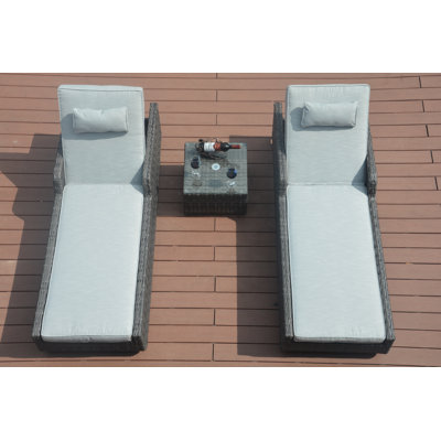 Ensemble de chaises longues inclinables 28,74 po Elberta avec coussins et table