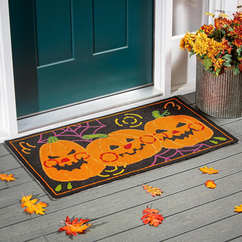 Tapis intérieur / extérieur en polypropylène crocheté citrouille Jack-O-Lantern 24 po x 42 po