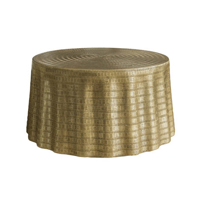 Table basse ronde à finition dorée antique avec surface texturée et rebord ondulé pour un décor de salon moderne