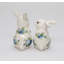Lapins de Pâques avec des roses bleues sel et poivre