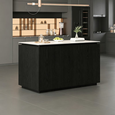 Cuisine moderne Trei avec rangement, grand comptoir, meuble de cuisine indépendant, table Trei et espace de travail pour salle à manger