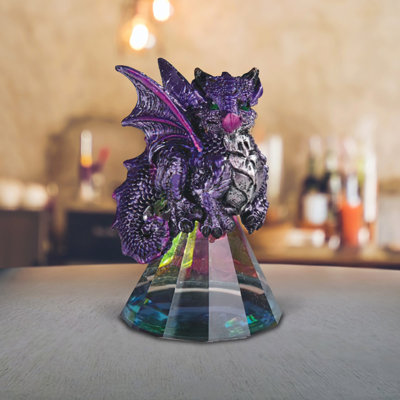 Figurine 3,5 "en forme de dragon mauve debout sur une pyramide