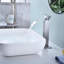 Robinet de lavabo de salle de bain à poignée simple avec bec cascade-115721453