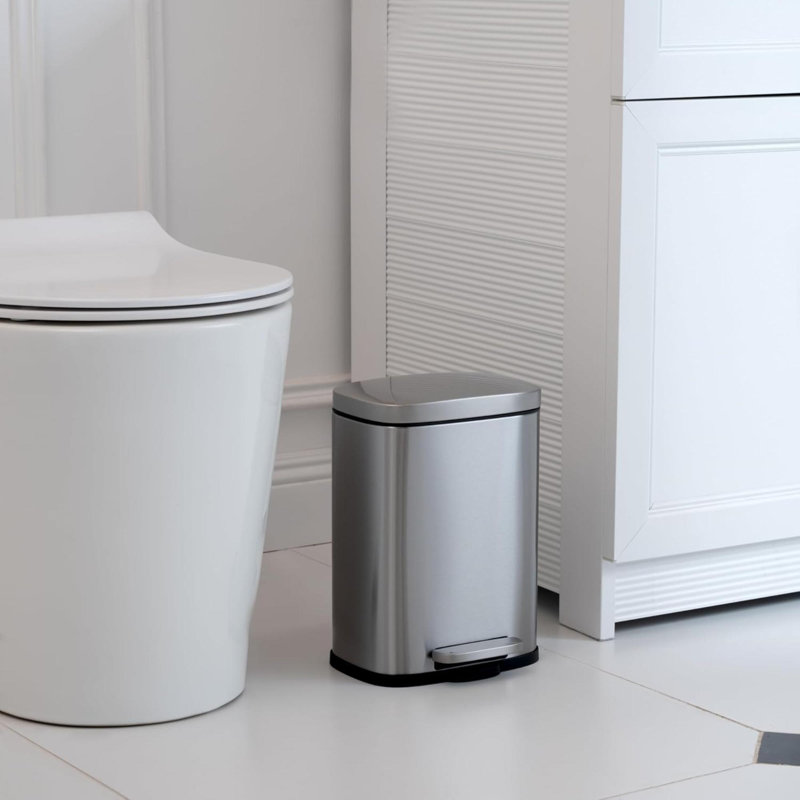 Poubelle de salle de bain rectangulaire résistante aux taches avec pédale en acier inoxydable brossé à finition douce 1,32 gallons