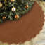 Jupe de sapin de Noël en velours brun à bord festonné, décor rustique vintage pour les fêtes de fin d'année.