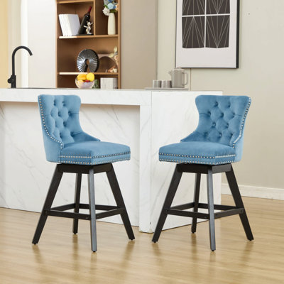 Tabourets de bar pivotants en velours avec décoration capitonnée à boutons et pieds en bois, garniture cloutée chromée, chaises de bar style loisirs, tabourets de bar, ensemble de 2 (bleu clair)