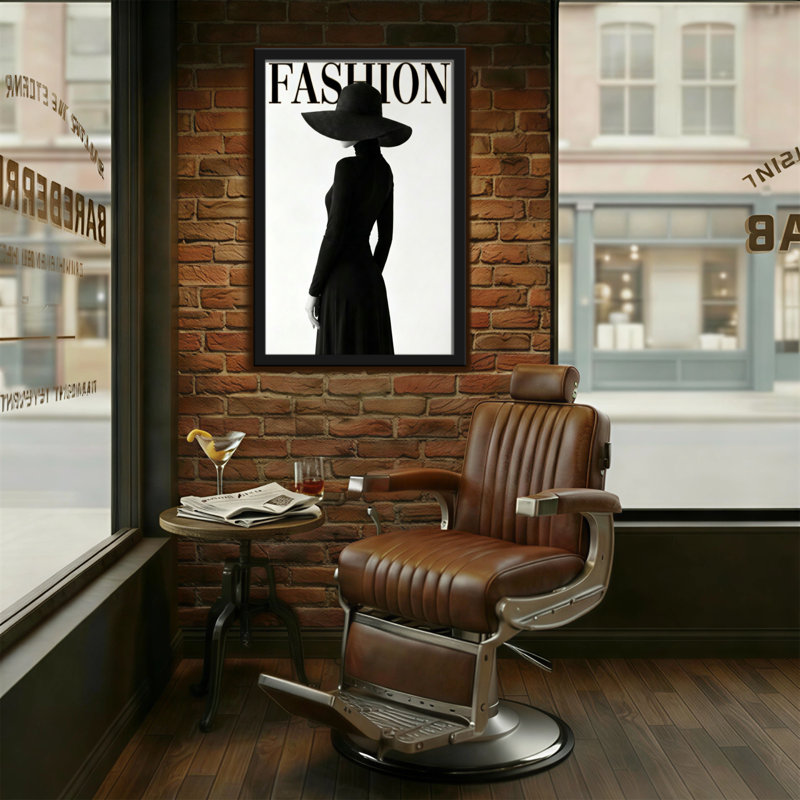 Mannequin en robe noire et chapeau, H 18 po x l 12 po