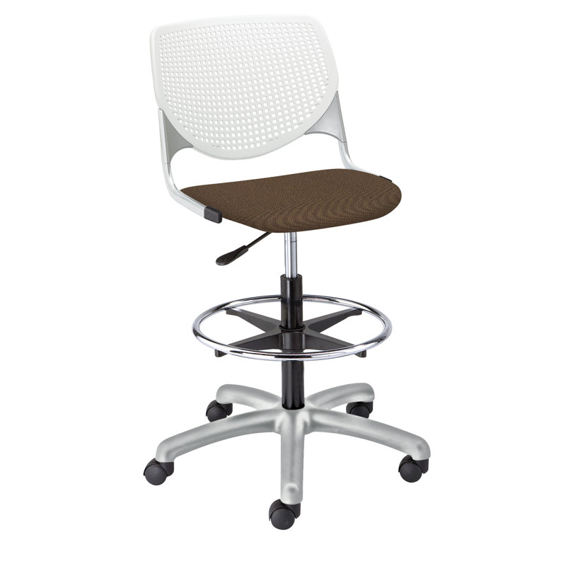 Tabouret de laboratoire réglable en hauteur Kool Poly avec dossier perforé, Fudge
