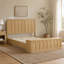 Cadre de lit à rangement hydraulique en chêne de grande taille, lit plateforme en bois à panneau arqué de style médiéval-moderne avec repose-pieds de rangement, boîte à ressorts non requise