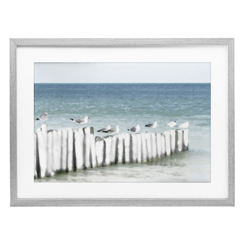 Gulls Waiting Beach Scene, reproduction encadrée sous verre, conception de Noah Bay, H 17 po x l 23 po, Cadre de ferme gris