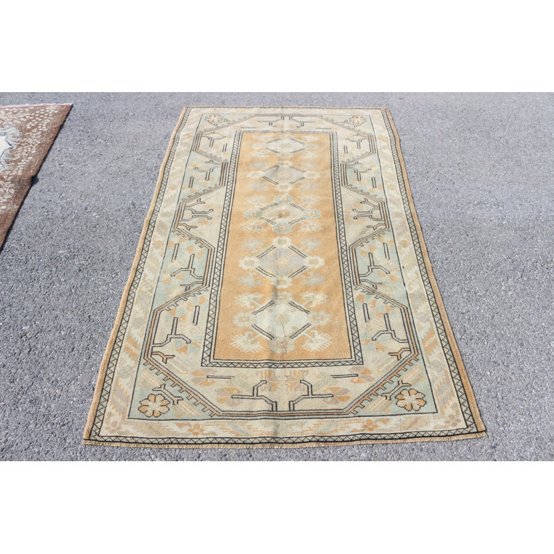 Tapis turc tissé à la main dans un style rétro avec une fabrication en laine et une teinte orange frappante pour une utilisation intérieure sur n'importe quelle surface de plancher