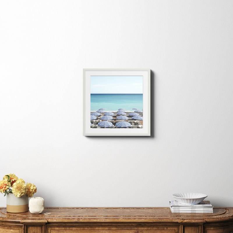Photo de parasol bleu par Henrike Schenk, H 20 po x l 20 po x P 0,75 po, Papier avec cadre blanc, Oui