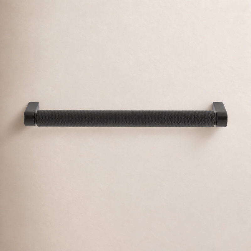 Poignée de tiroir moletée Kent 7 po (17,8 cm) d'entraxe, noir mat, 7", Noir mat