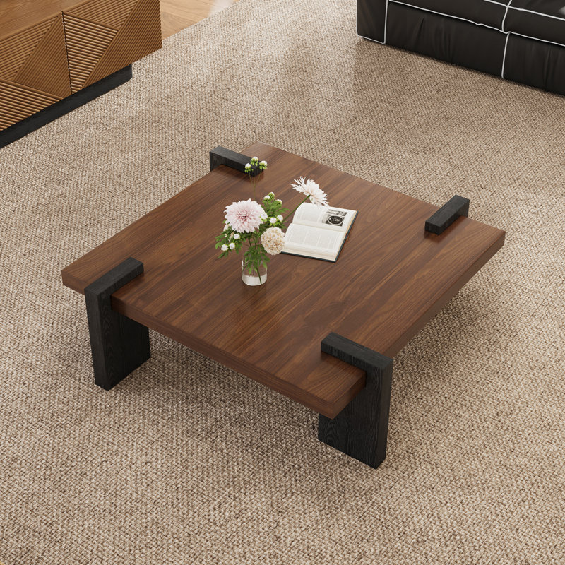 Table basse à quatre pieds en bois